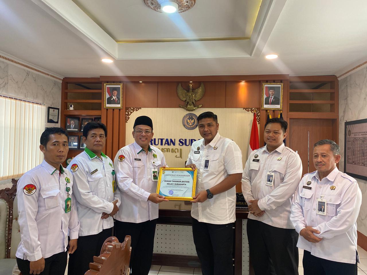 Kemenag Kota Surakarta Serahkan Penghargaan kepada Rutan Kelas I Surakarta atas Penyelenggaraan Layanan Keagamaan Program Pesantren Sareh Sumeleh