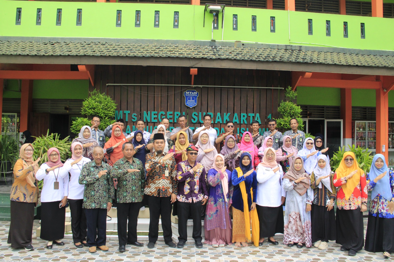 Tim Pembina UKS/M Kalimantan Utara Pelajari Inovasi Kesehatan dan Kantin Sehat di MTsN 1 Surakarta