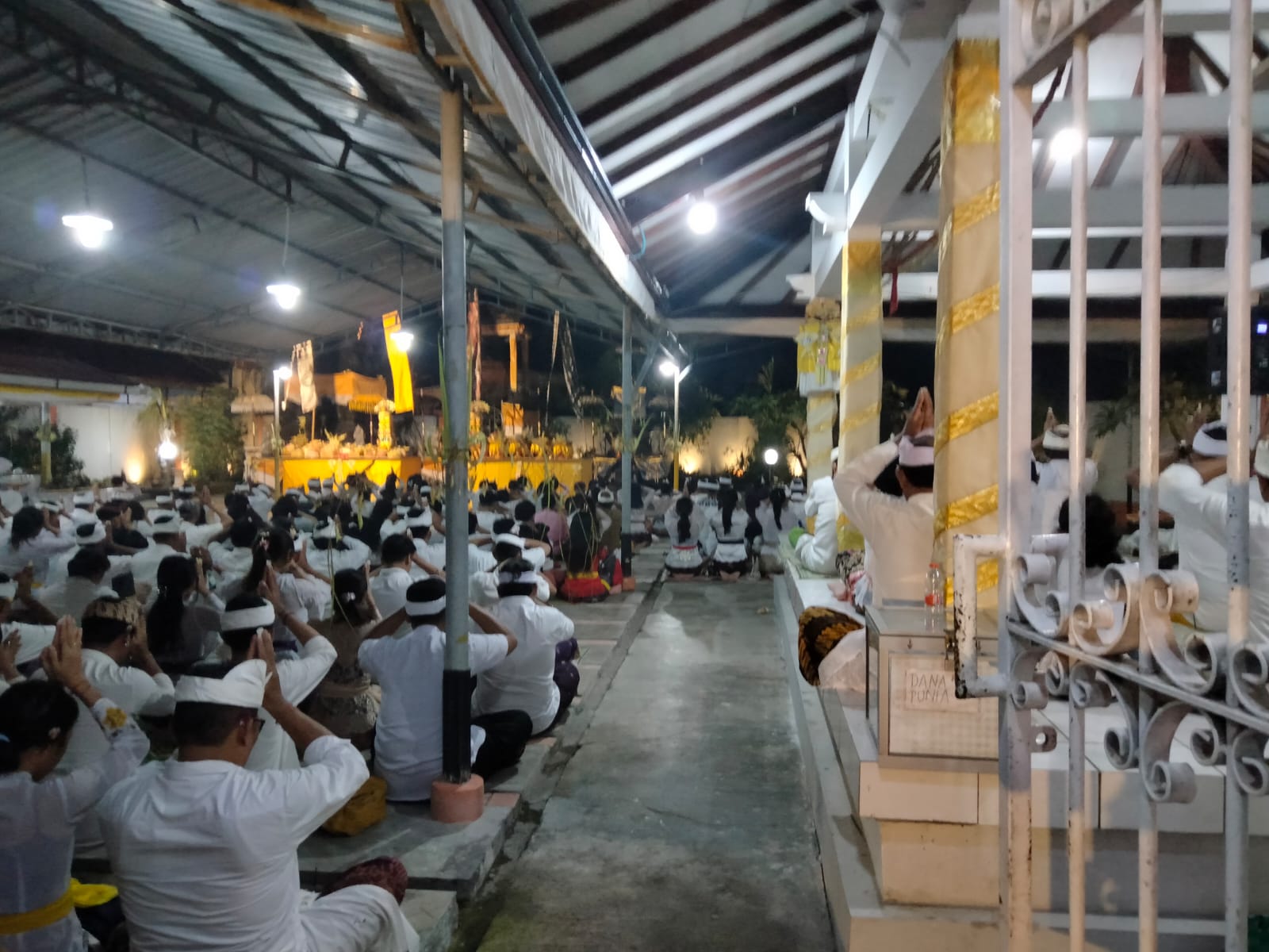 Galungan di Surakarta: Umat Hindu Padati Pura Indra Prasta dalam Suasana Khidmat dan Penuh Kebersamaan