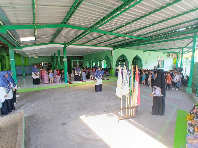 Gelar Upacara Peringatan Hari Guru Nasional, RA Nurul Huda Surakarta Serukan Pentingnya Inovasi Pendidikan Dan Apresiasi Untuk Guru Kreatif