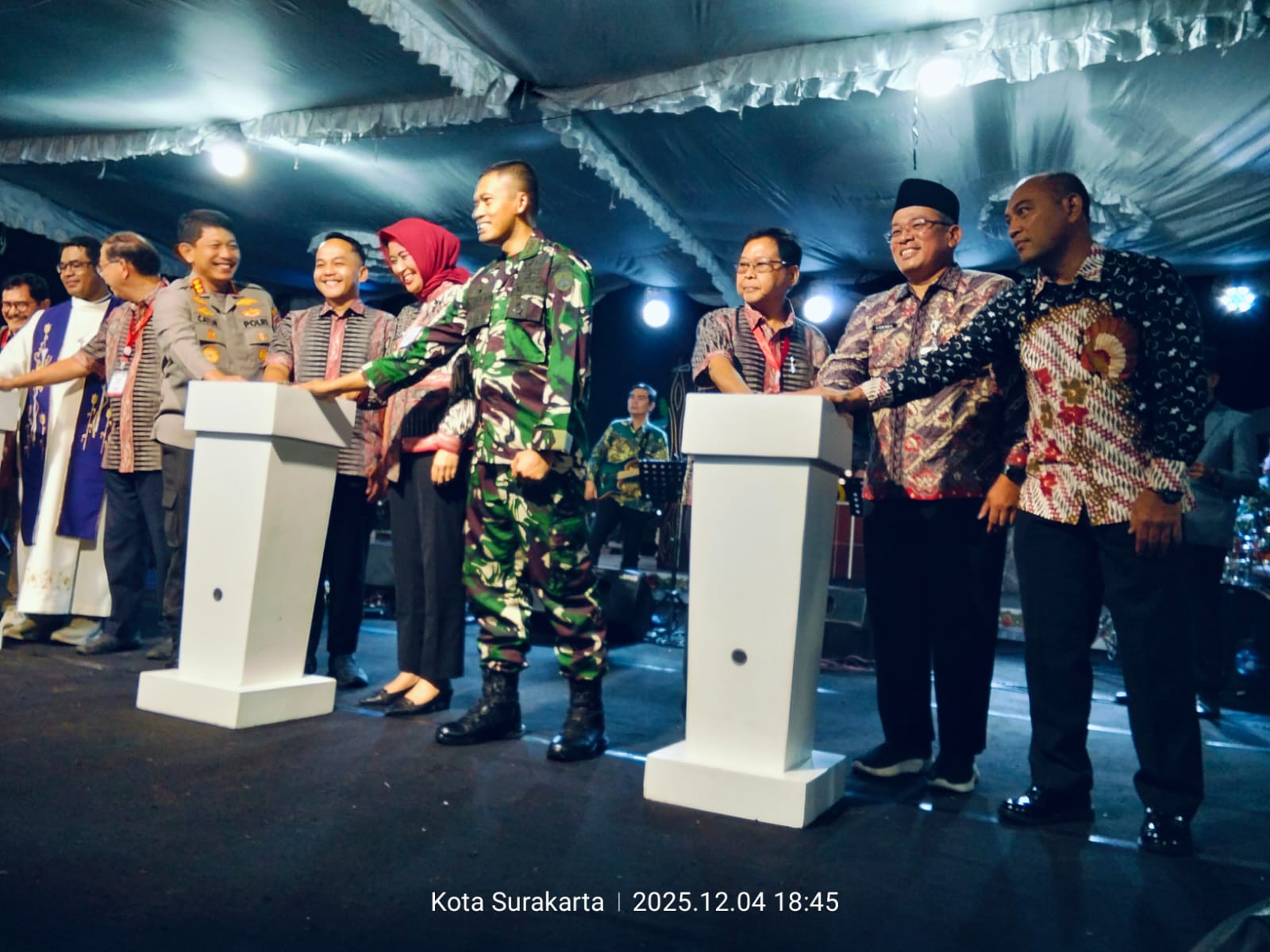 Balai Kota Bersinar: Penyalaan Lampion Natal Jadi Simbol Harmoni Umat