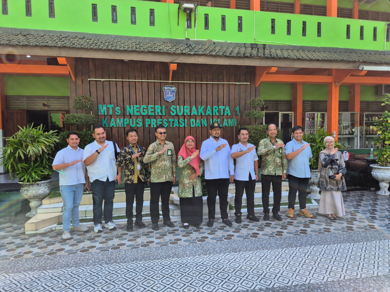 Kunjungan Komisi VII DPR RI: Muhammad Hatta Apresiasi Pelaksanaan Program Makan Bergizi Gratis (MBG) di MTSN Surakarta I