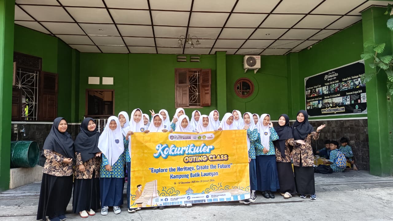 Lestarikan Budaya Bangsa, Siswa MTs Muhammadiyah Surakarta Gelar Tour Edukasi Membatik di Batik Cempaka Laweyan