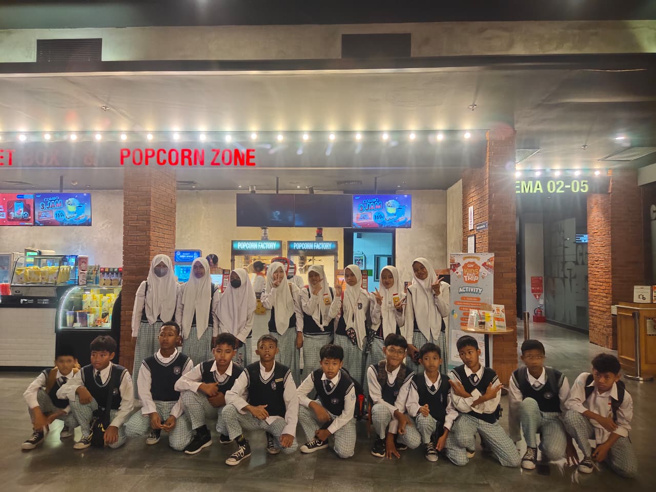 Siswa MTs Muhammadiyah Surakarta Edukasi Anti Cyber Bullying Nobar Film dengan Transportasi Publik