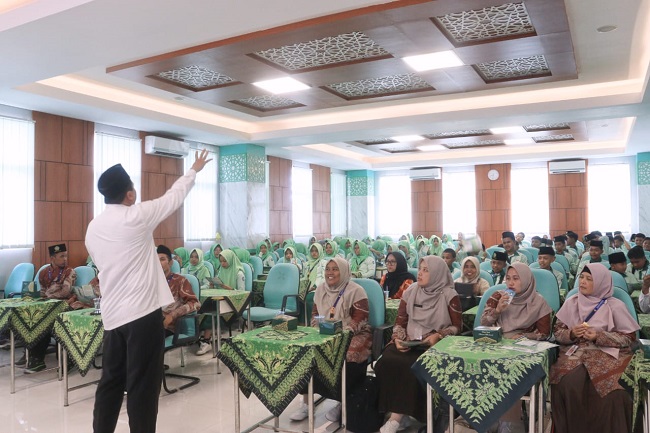 Belajar Manajemen Kelas Unggulan, 116 Peserta Didik dan Guru FDS MTsN 3 Cilacap Sambangi MAPK MAN 1 Surakarta
