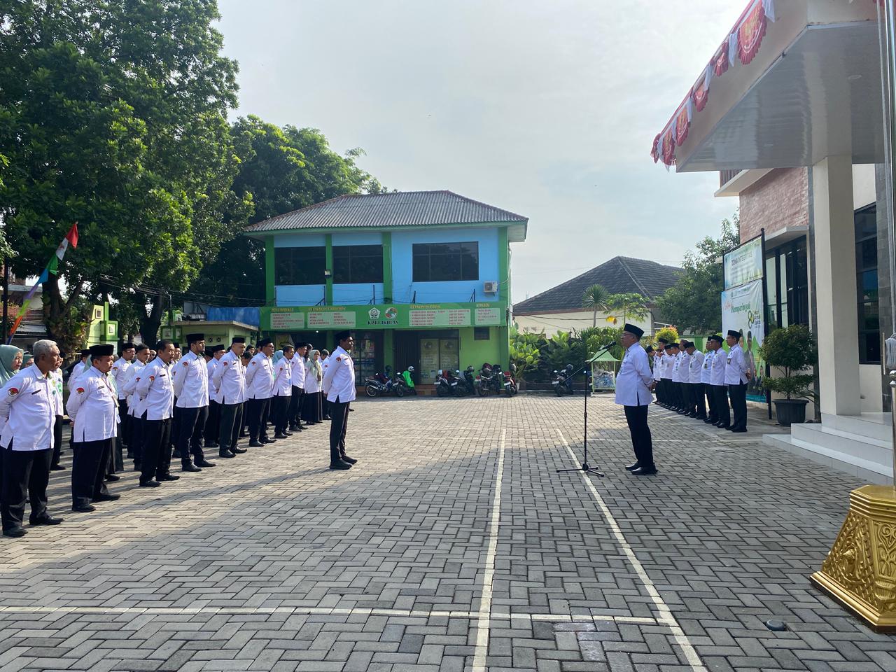 Bersama Jaga Integritas, Kemenag Kota Surakarta Kenakan Pin Anti Gratifikasi