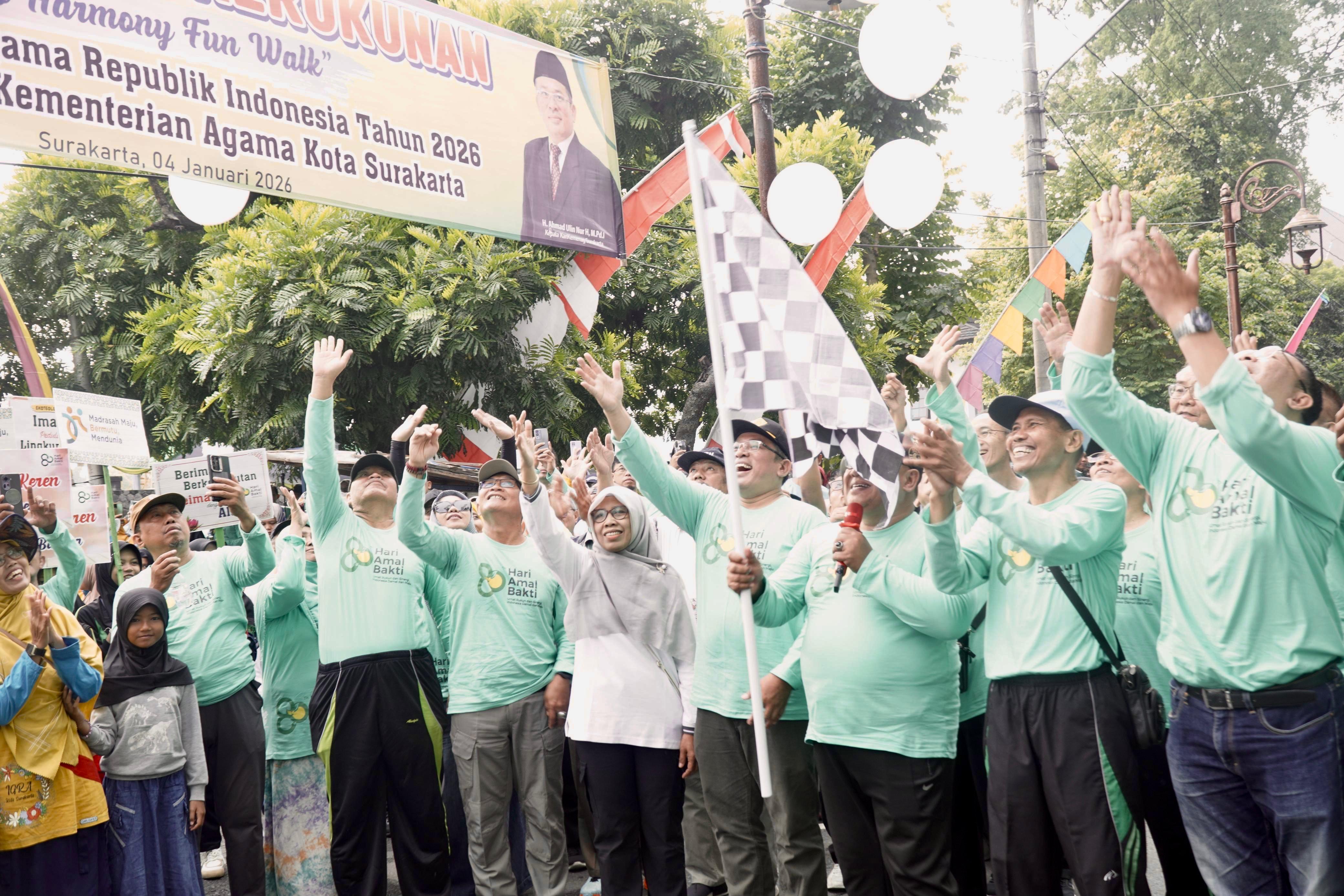 Solo Harmony Funwalk Warnai Hari Amal Bakti ke-80 Kemenag RI