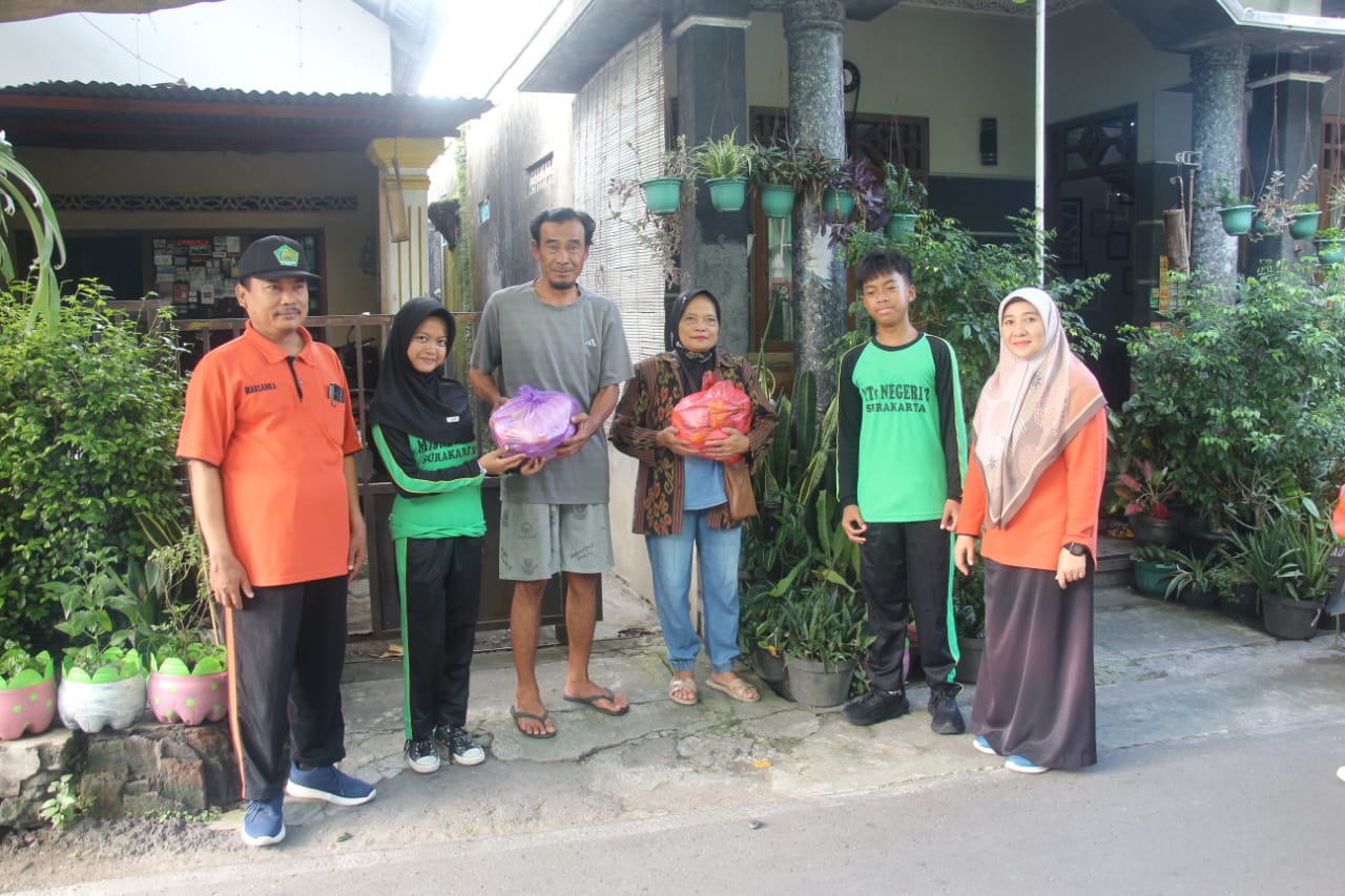 UPZ MTs Negeri 2 Surakarta Salurkan 100 Paket Sembako untuk Warga Sekitar, Meneguhkan Makna Amal Bakti di HAB ke-80 Kemenag RI