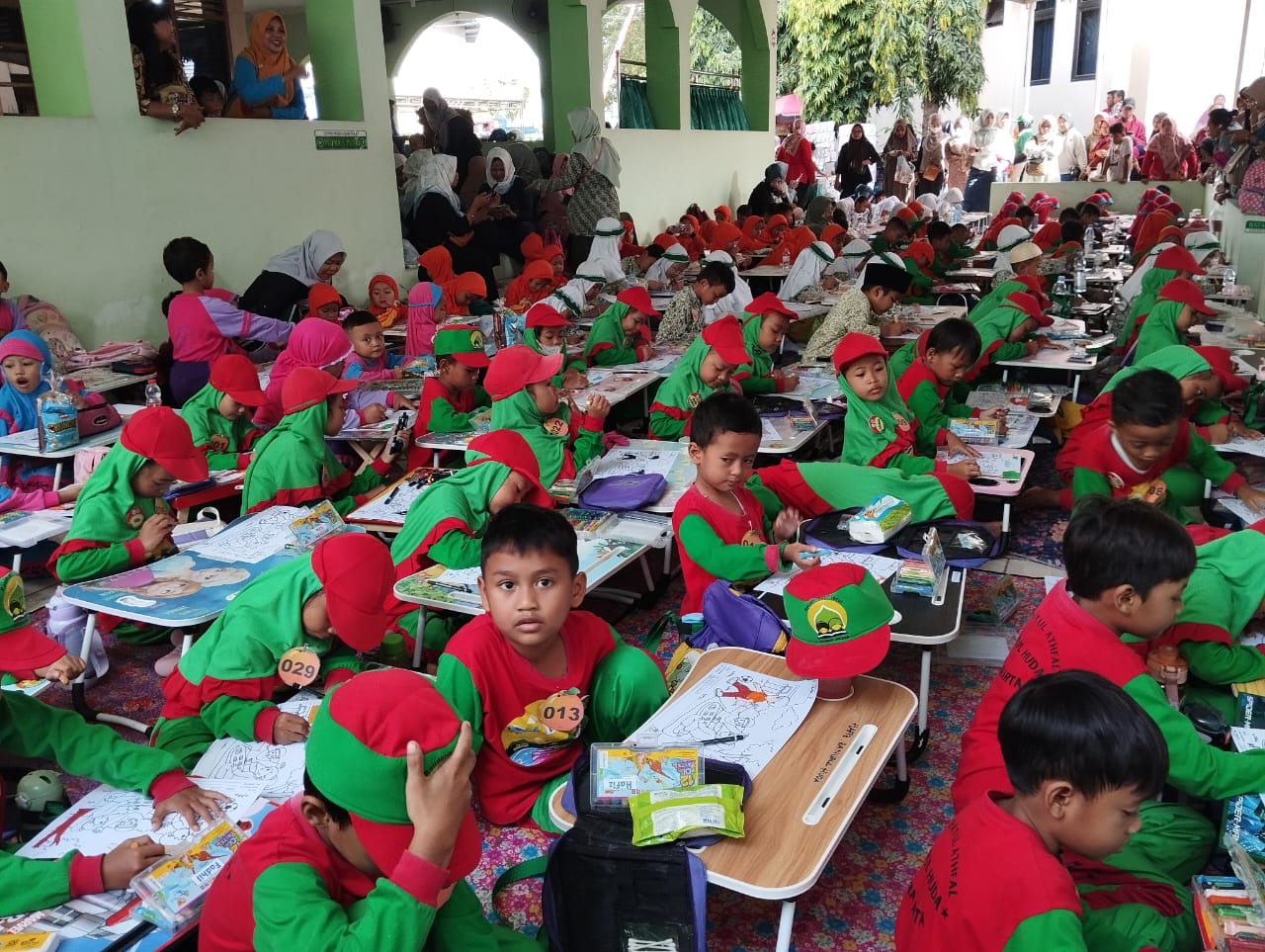 Bersama Jaga Integritas, Kemenag Kota Surakarta Kenakan Pin Anti Gratifikasi