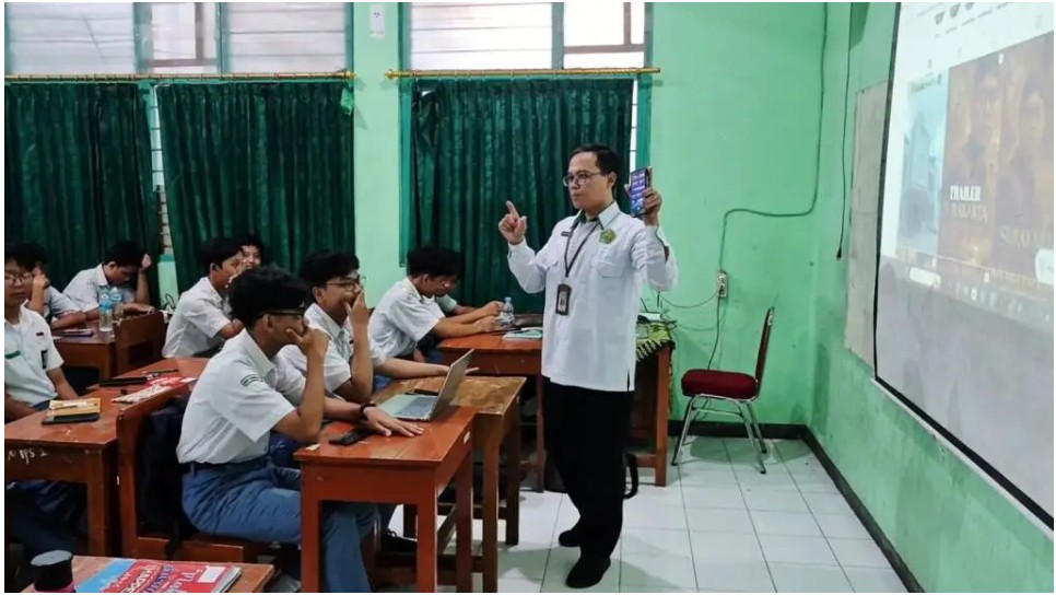 Lawan Bosan, Guru MAN 1 Surakarta Ubah Kelas Sejarah Jadi Bioskop AI yang Imersif