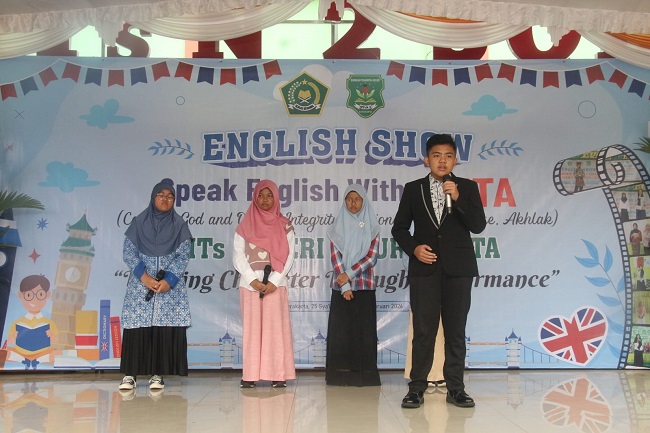 English Show MTs N 2: “Panggung Prestasi Spektakuler Dan Penguatan Karakter Siswa”