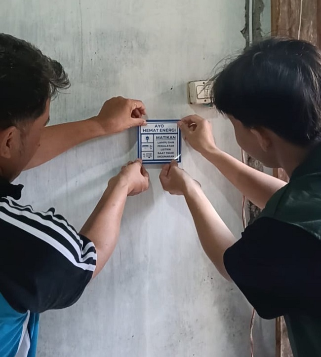 Kader Adiwiyata MAN 1 Surakarta Sosialisasikan Hemat Energi Ke Warga Kragilan