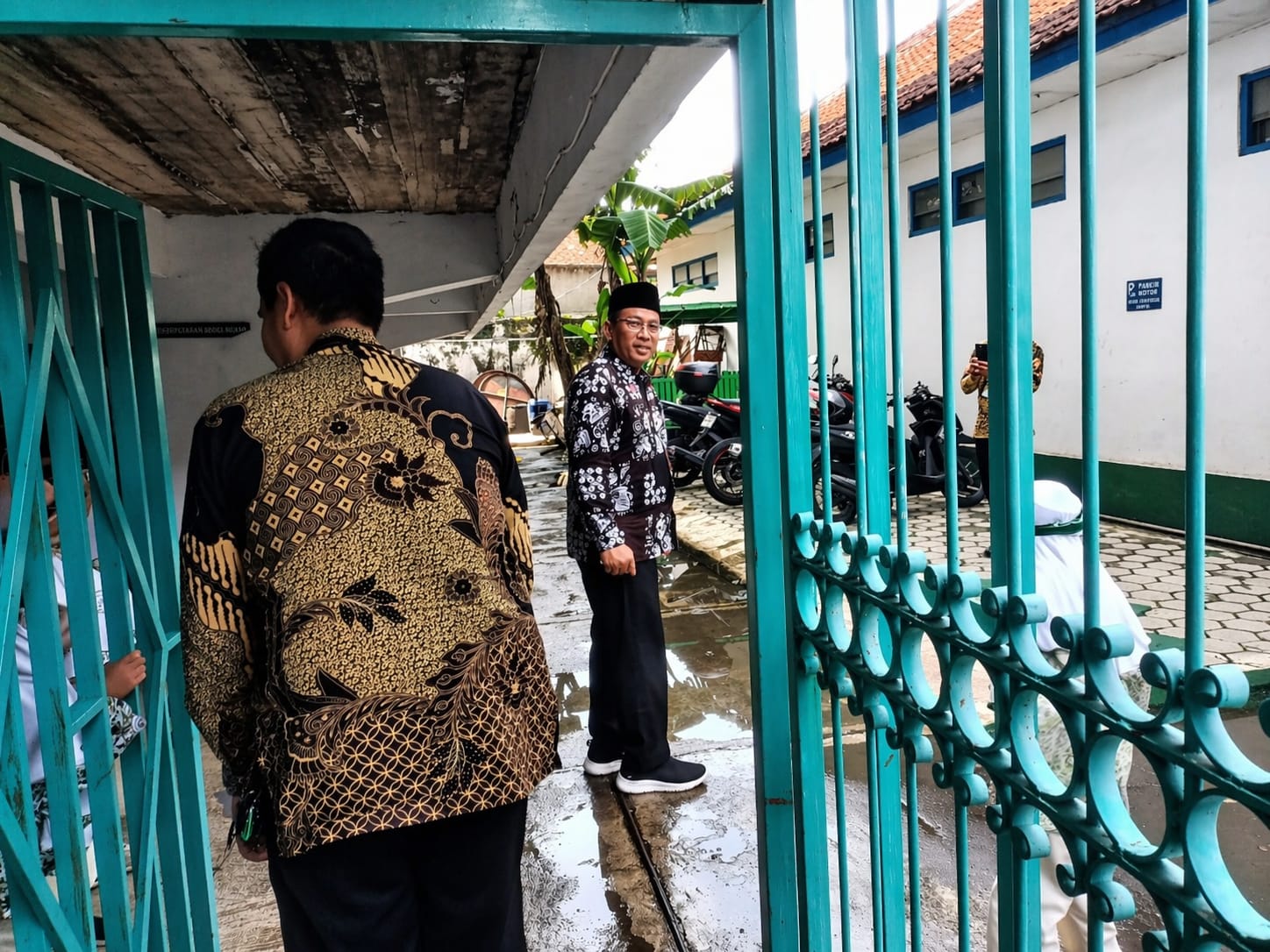Di Tengah Genangan, Semangat Pendidikan Tak Surut: Kepala Kemenag Surakarta Tinjau Langsung Banjir di MA Al-Islam Jamsaren