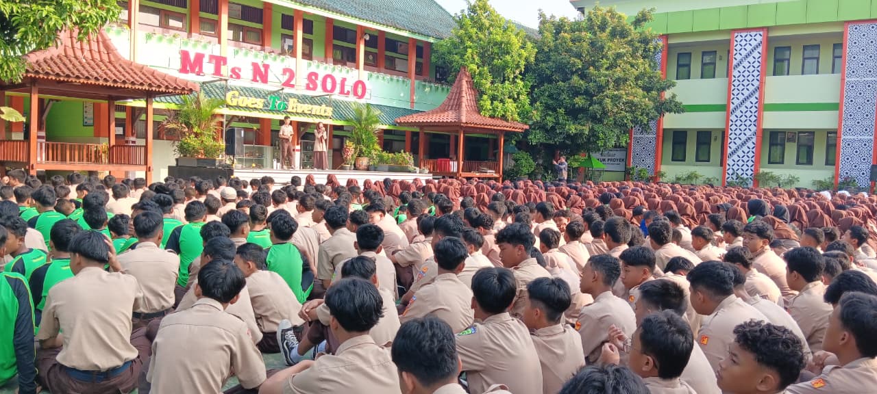Gerakan Sederhana, Dampak Luar Biasa: MTsN 2 Surakarta Gencarkan Sosialisasi Pengurangan Plastik