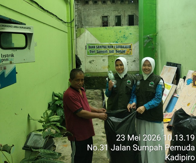 Bersama Bank Sampah Katon Semilak, MAN 1 Surakarta Perkuat Budaya Peduli Lingkungan Melalui Gerakan Menabung Sampah