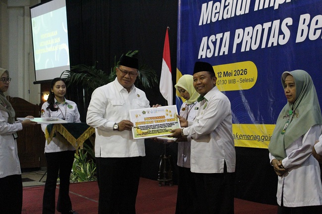 Kepala MAN 1 Surakarta Terima Penghargaan Gerakan Wakaf Uang, Sukseskan Giwang Emas 2045