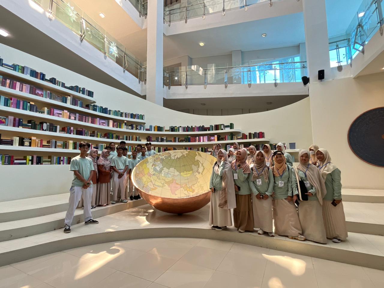Field Trip Edukatif Yogyakarta : Siswa MTs Muhammadiyah Belajar Bahasa, Sains dan Sejarah Sang Pencerah