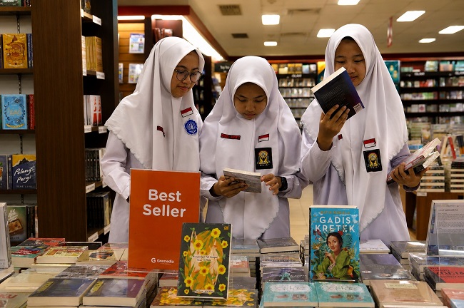 Wujud Investasi Ilmu Jangka Panjang, MAN 1 Surakarta Perkuat Koleksi Perpustakaan
