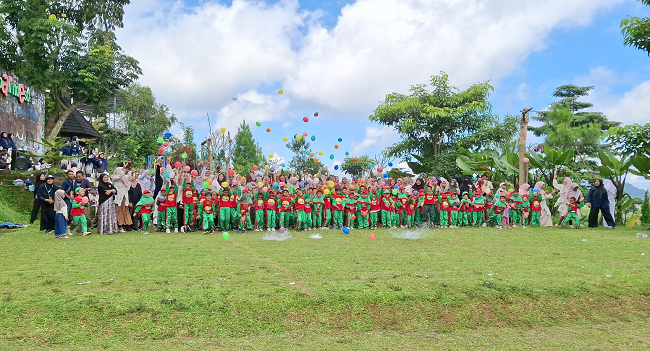 Prosesi Kelulusan Siswa RA Nurul Huda, “Mahkota Bakti Anak Tahfidz dan Harmoni Keluarga di Bali Ndeso”