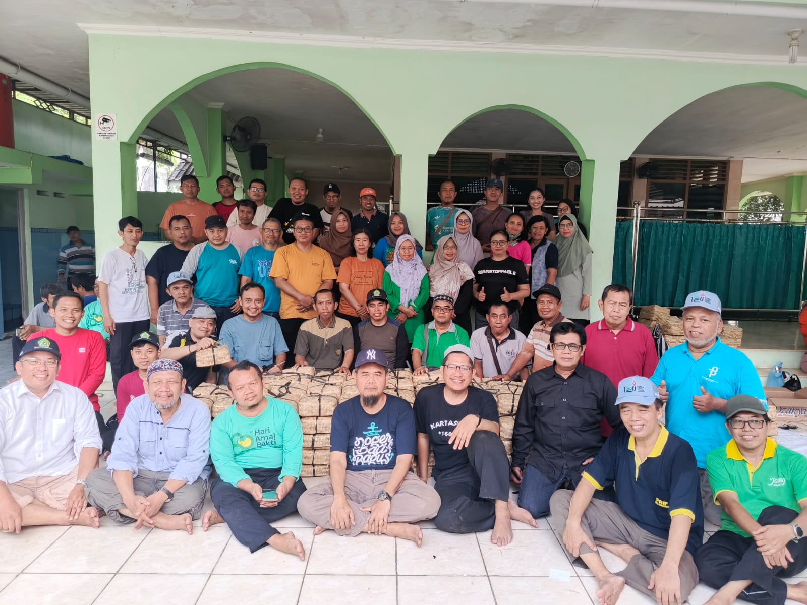 Kemenag Surakarta Sembelih Dua Ekor Sapi Kurban, Tebarkan Semangat Berbagi dan Kepedulian Lingkungan