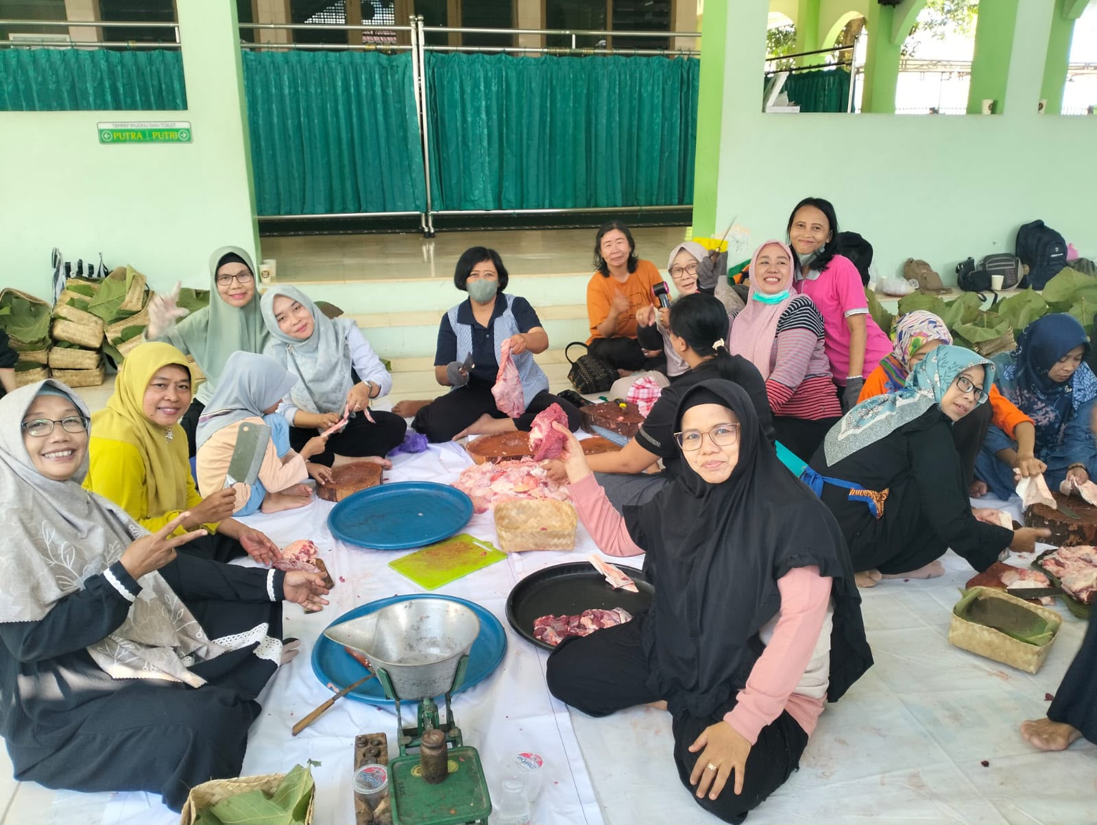 Semangat Idul Adha dalam Harmoni: Penyuluh Lintas Agama Kemenag Surakarta Bergotong Royong Kelola Kurban