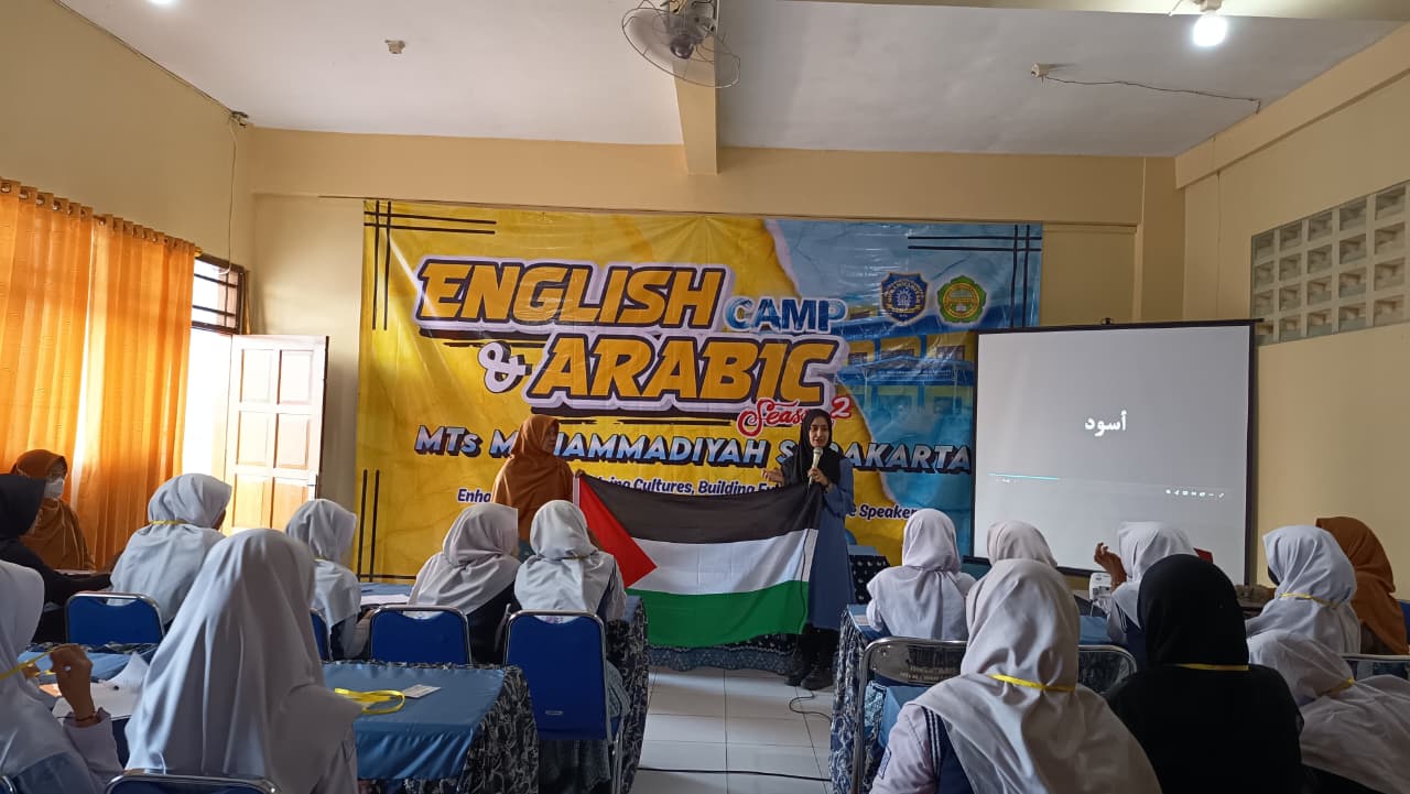 MTs Muhammadiyah Surakarta Gelar English Arabic Camp, Hadirkan Mahasiswa Asing dan Upacara Dua Bahasa