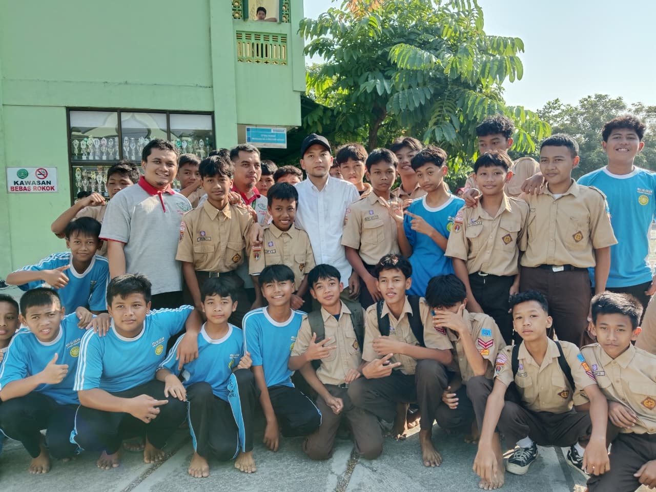 Wali Kota Surakarta Apresiasi Kemampuan Multibahasa Siswa Saat Kunjungi Classmeeting MTs SA Al Islam Jamsaren