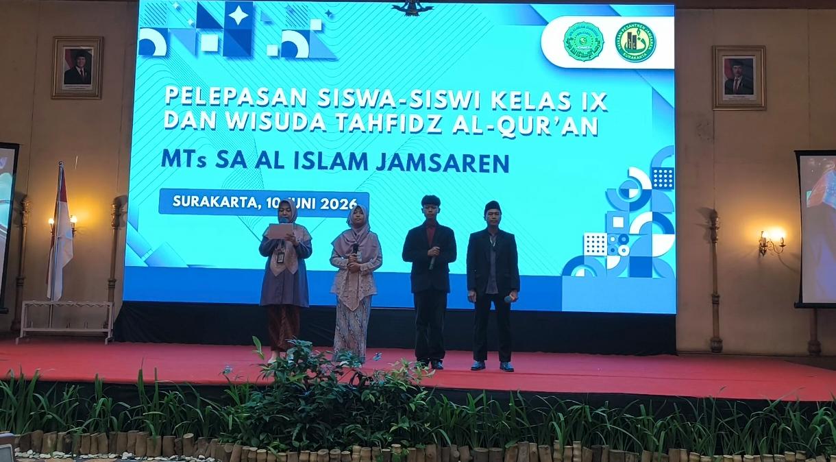 MC Empat Bahasa Curi Perhatian di Pelepasan Kelas IX MTs SA Al Islam Jamsaren Surakarta, Bukti Madrasah Siapkan Generasi Berdaya Saing Global