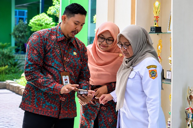 Selangkah Lagi Menuju Adiwiyata Jawa Tengah, MAN 1 Surakarta Terima Kunjungan Tim Penilai Tingkat