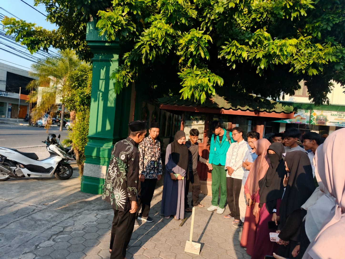 MA Al – Islam Jamsaren Surakarta Bersama KUA Serengan Gelar Pelatihan Penentuan Arah Kiblat Melalui Fenomena Rashdul Qiblat