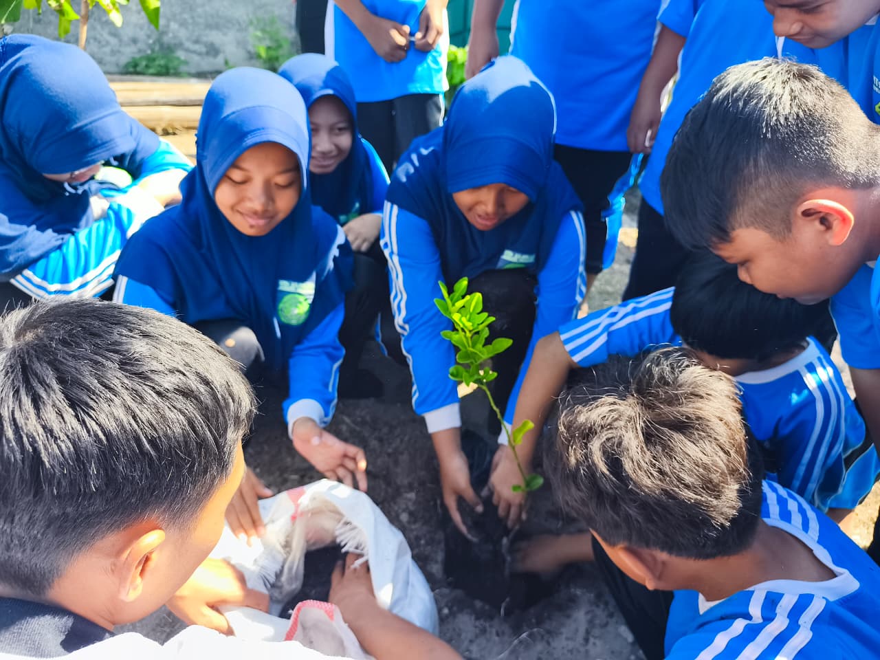 Tanamkan Kepedulian Lingkungan, MTs SA Al Islam Jamsaren Gelar Aksi Ekoteologi Melalui Penanaman Pohon