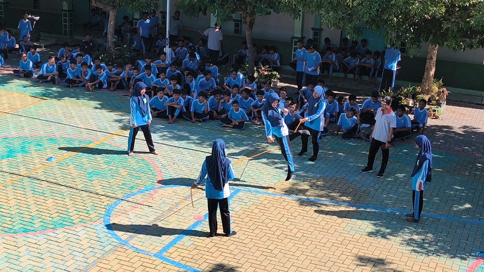 Semarak Hari Anak Nasional 2026, MTs SA Al Islam Jamsaren Kenalkan Kembali Permainan Tradisional kepada Para Murid