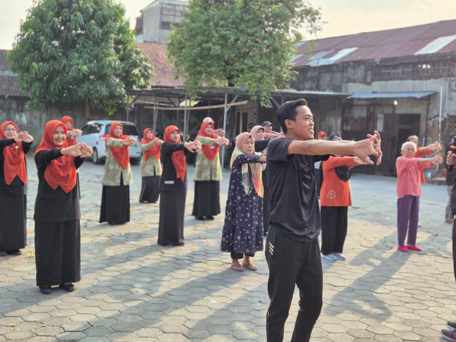 Wujud Kepedulian Lingkungan, MTsN 1 Surakarta Gelar “SEMAR DRAWINSKA” untuk Lansia Sekitar Madrasah