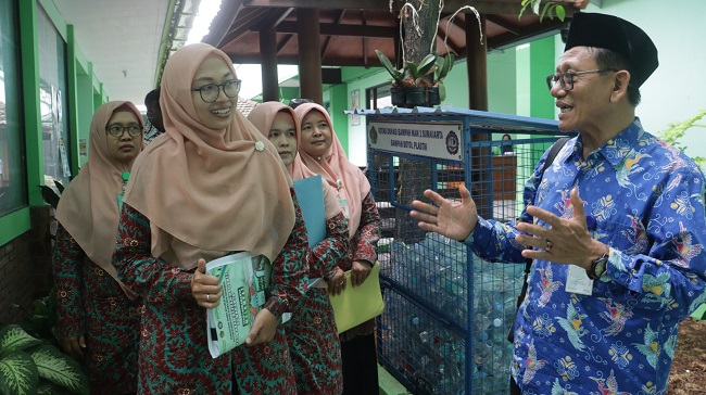 Kunjungan Monev BDK Semarang, MAN 1 Surakarta Tunjukkan Komitmen Peduli Lingkungan Melalui Pembiasaan Karakter