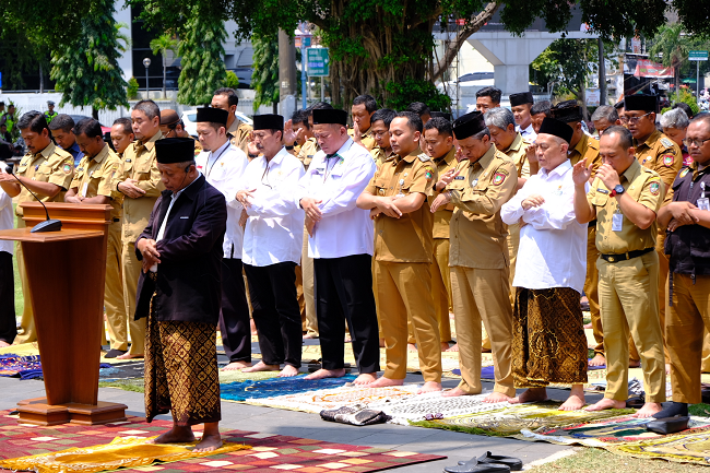 Bersama Pemkot Surakarta, Kepala Kemenag Laksanakan Salat Istiqa Di Hari Keenam Penanggulangan Kebakaran TPA Putri Cempo