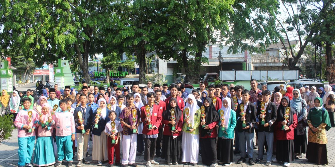 Dari Surakarta Menuju Jawa Tengah, 33 Siswa Berprestasi OMI Terima Penghargaan