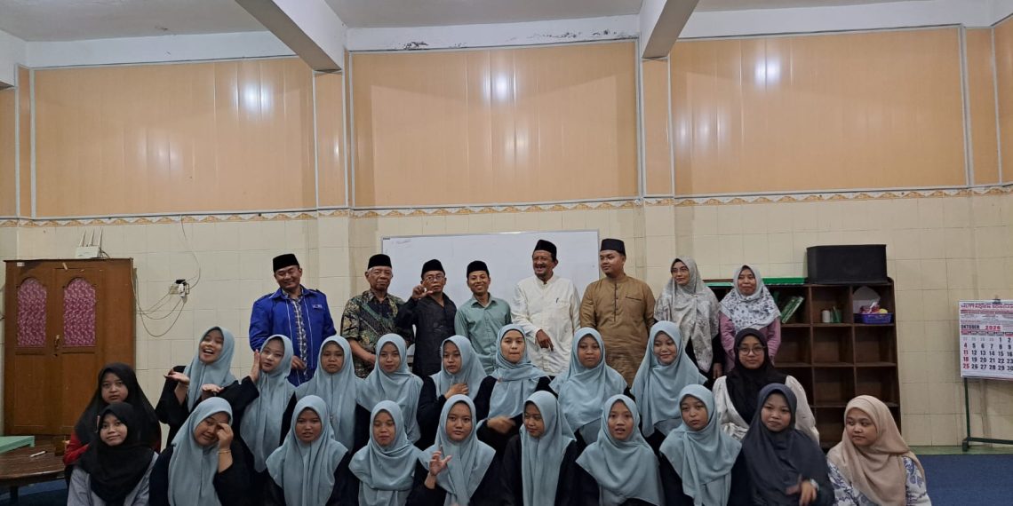 KUA Laweyan Bekali 28 Santriwati Pondok Pesantren Muttaqien tentang Kesiapan Menikah