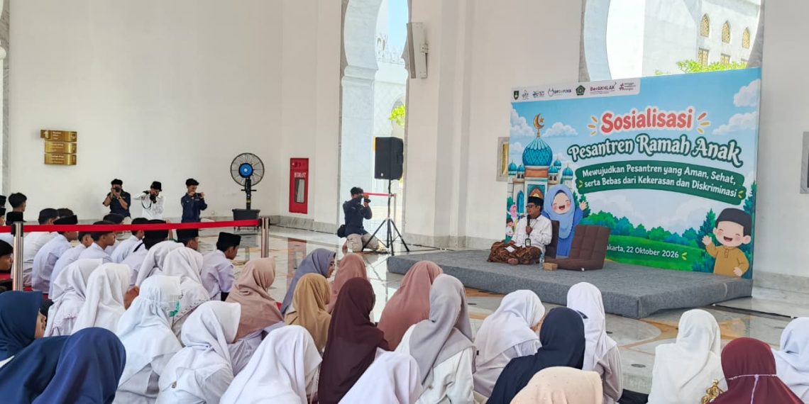 Kemenag Surakarta dan DP3AP2KB Perkuat Pesantren Ramah Anak melalui Sosialisasi kepada Santri